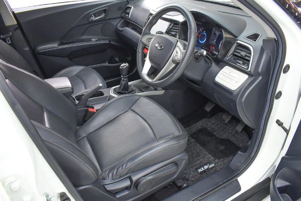 2022-Mahindra-XUV-300-15D-W8 image:5