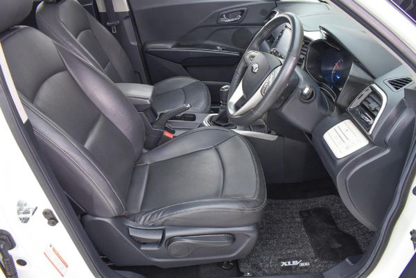 2022-Mahindra-XUV-300-15D-W8 image:6