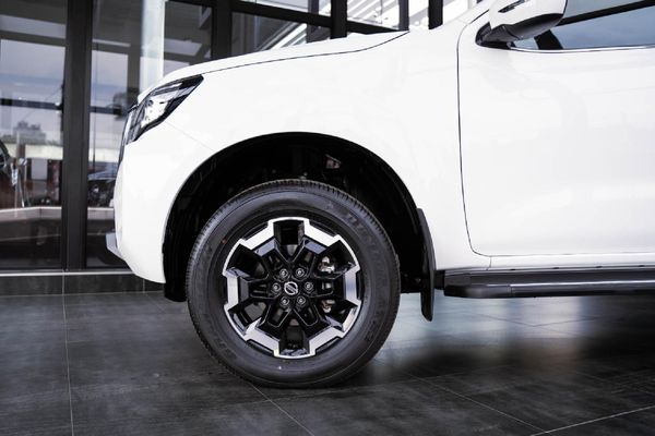 2026-Nissan-Navara-25-DDTi-LE-Plus-4X4-Auto-Double-Cab image:1