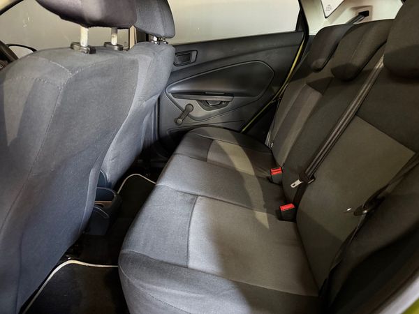 2010-Ford-Fiesta-16i-Ambiente-5-dr image:11