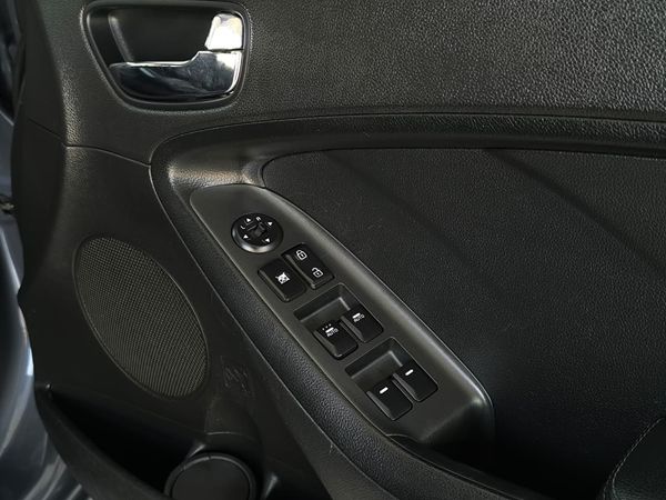 2013-Kia-Cerato-20-5-dr-Auto image:9