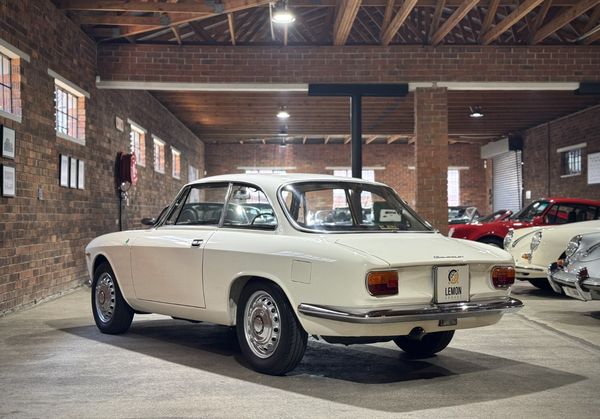 1964-Alfa-Romeo-Giulia-Sprint-GT image:1