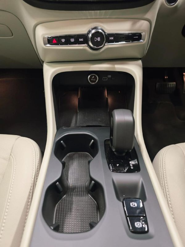 2024-Volvo-XC40-B3-Essential-Geartronic-Mild-Hybrid image:8