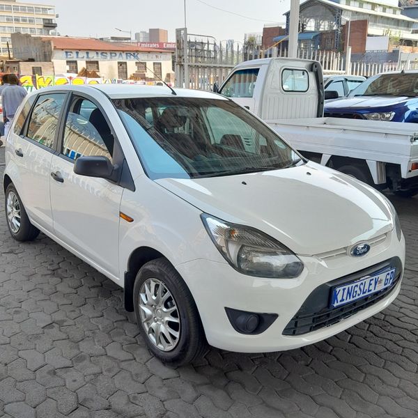 2012-Ford-Figo-14-Ambiente image:1