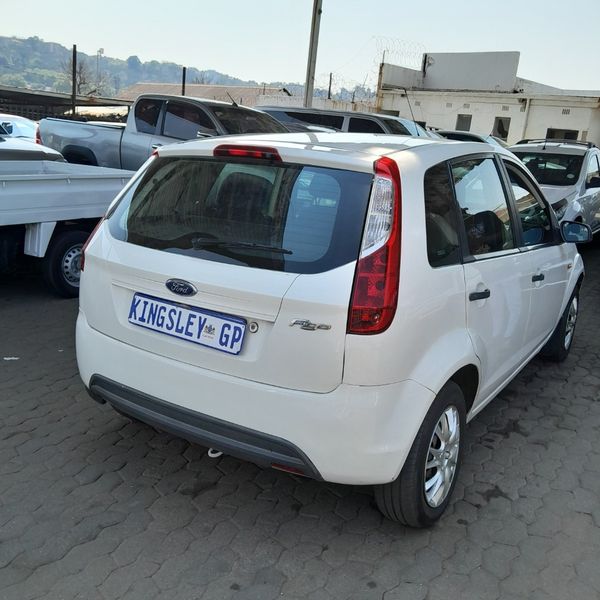 2012-Ford-Figo-14-Ambiente image:4