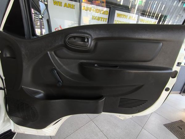 2009-Hyundai-H100-Bakkie-26i-D-Dropside image:12