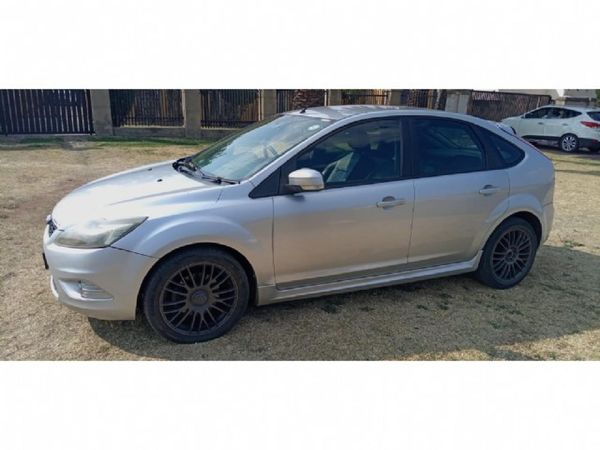 2010-Ford-Focus-20-TDCi-Si-Auto-5-dr image:1