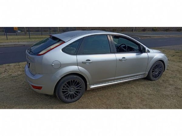2010-Ford-Focus-20-TDCi-Si-Auto-5-dr image:3