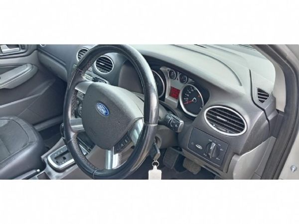 2010-Ford-Focus-20-TDCi-Si-Auto-5-dr image:4