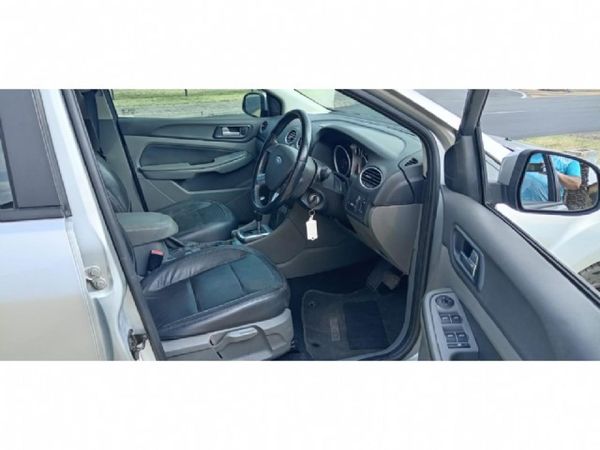 2010-Ford-Focus-20-TDCi-Si-Auto-5-dr image:5