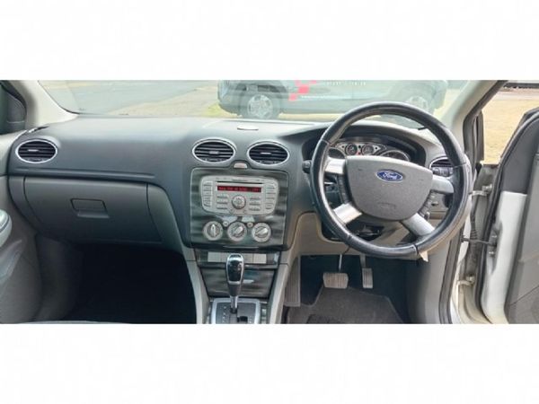 2010-Ford-Focus-20-TDCi-Si-Auto-5-dr image:6