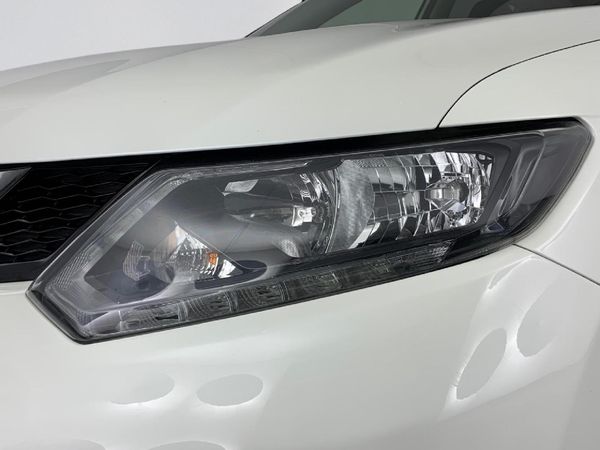 2017-Nissan-X-Trail-25-Acenta-Plus-4x4-Auto-7-seat image:3