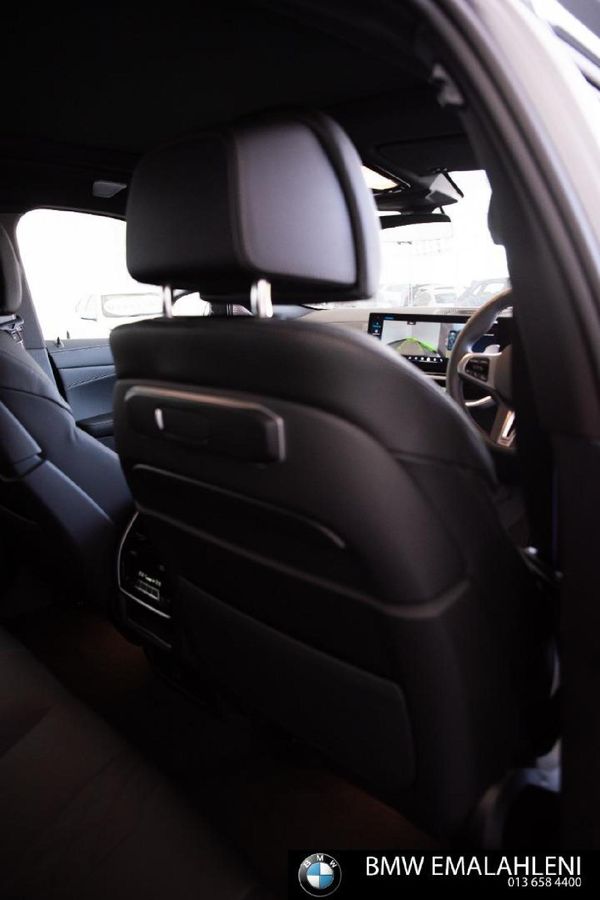 2025-BMW-X6-M60i image:9