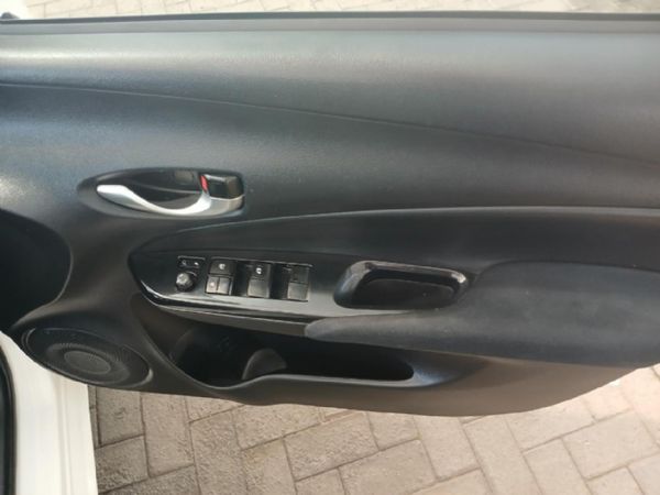2018-Toyota-Yaris-15-XS-5-dr image:9