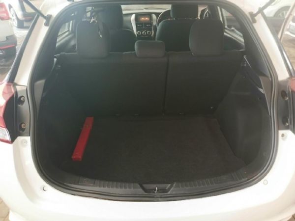 2018-Toyota-Yaris-15-XS-5-dr image:10