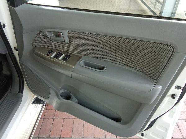 2010-Toyota-Hilux-30-D-4D-Raider-4x4-Auto-Double-Cab image:14