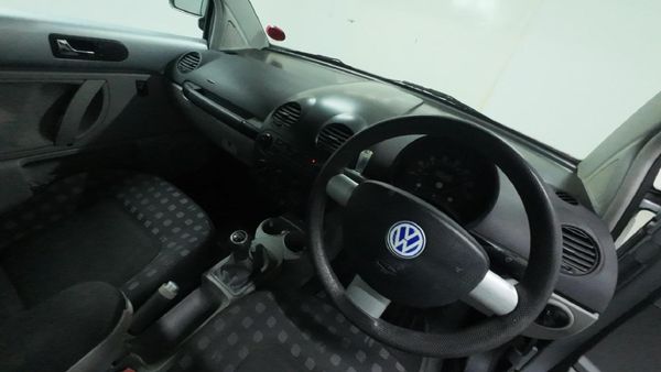 2001-Volkswagen-Beetle-20-Highline image:11