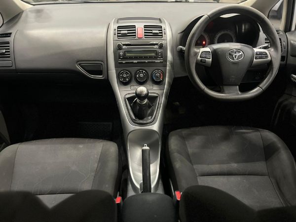 2011-Toyota-Auris-13-X image:9