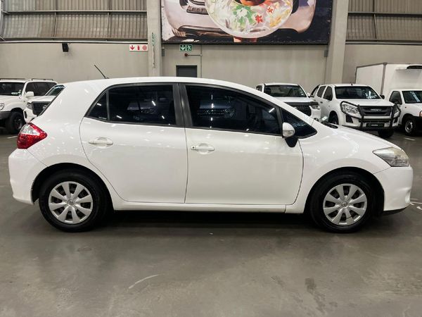 2011-Toyota-Auris-13-X image:1
