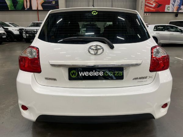 2011-Toyota-Auris-13-X image:3