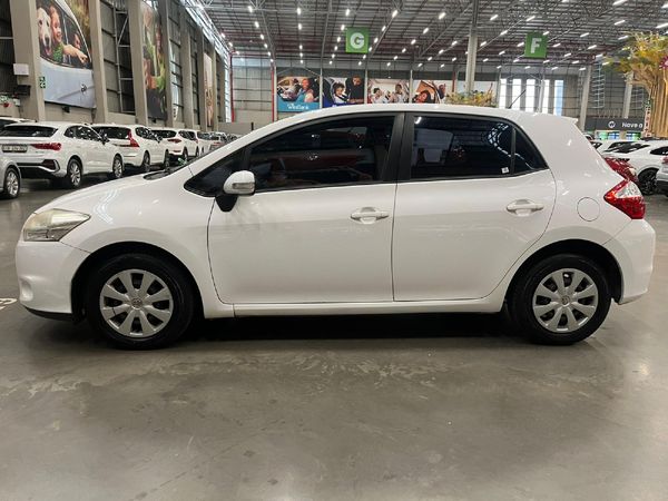 2011-Toyota-Auris-13-X image:5