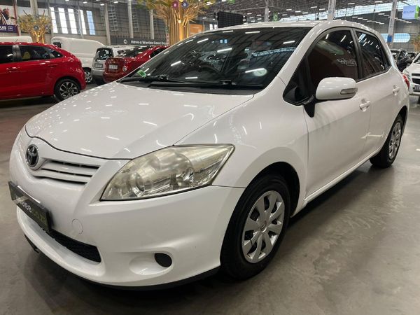 2011-Toyota-Auris-13-X image:6