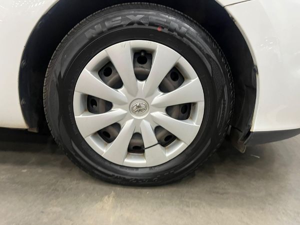 2011-Toyota-Auris-13-X image:8