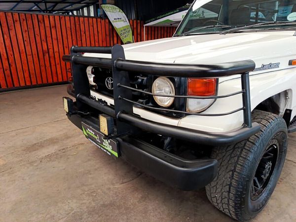 2005-Toyota-Land-Cruiser-70-45-Single-Cab image:9