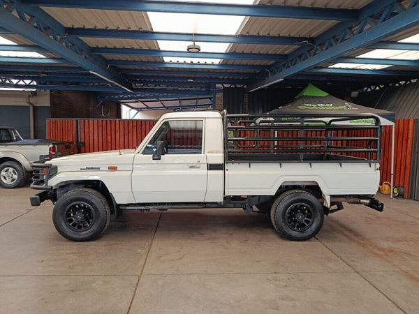 2005-Toyota-Land-Cruiser-70-45-Single-Cab image:8
