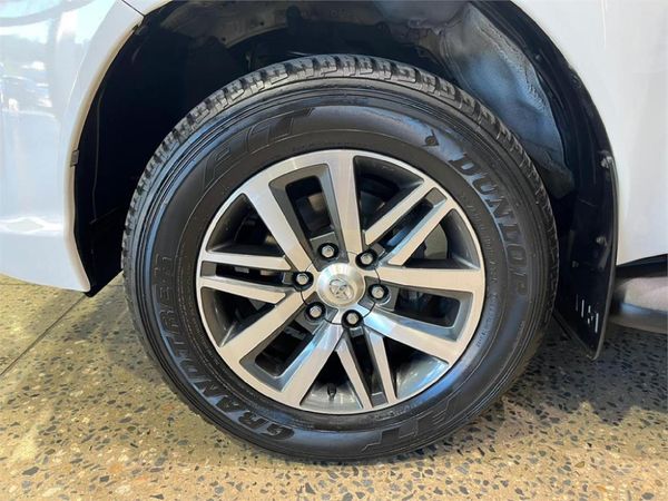 2019-Toyota-Hilux-28-GD-6-Raised-Body-Auto-Raider-Double-Cab image:9