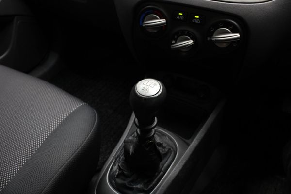 2006-Kia-Rio-14-High-5-dr image:12