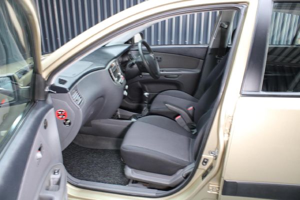 2006-Kia-Rio-14-High-5-dr image:14