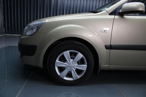 2006-Kia-Rio-14-High-5-dr image:16