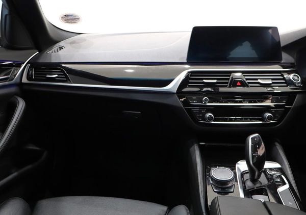 2019-BMW-5-Series-520d-M-Sport image:10