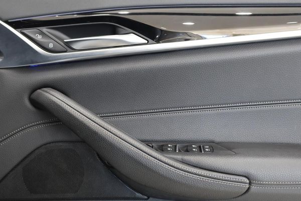2019-BMW-5-Series-520d-M-Sport image:19