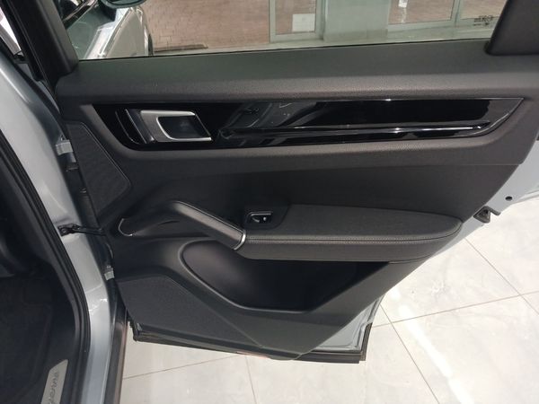 2020-Porsche-Cayenne-Coupe image:13