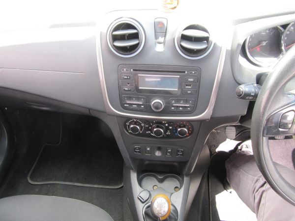 2015-Renault-Sandero-900T-Stepway image:9