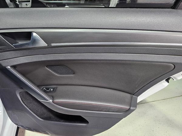 2019-Volkswagen-Golf-VII-GTI-20-TSI-Auto image:19