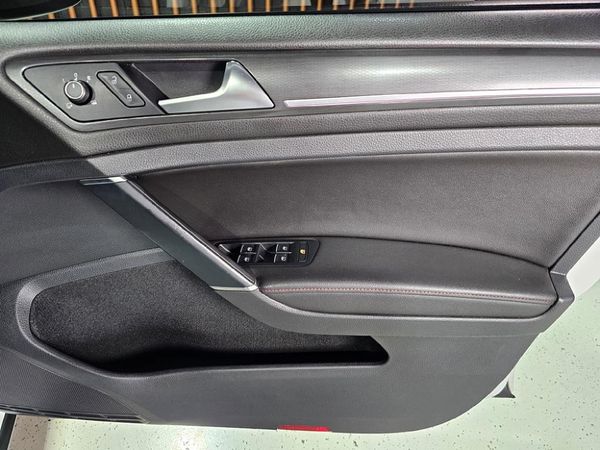 2019-Volkswagen-Golf-VII-GTI-20-TSI-Auto image:7
