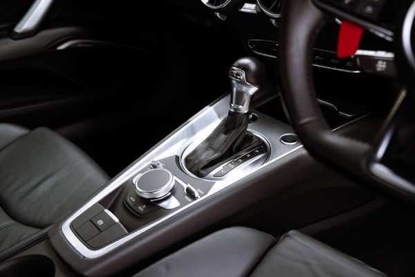 2015-Audi-TT-Coupe-20-TFSI-quattro-Auto image:17