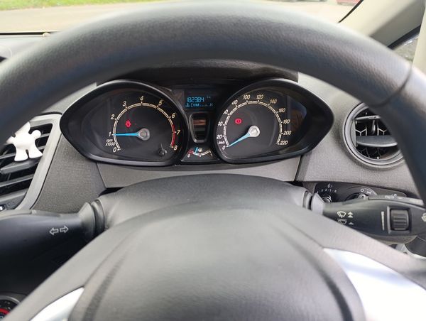 2016-Ford-Fiesta-14-Ambiente-5-dr image:13