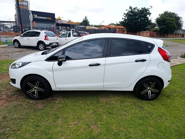 2016-Ford-Fiesta-14-Ambiente-5-dr image:4