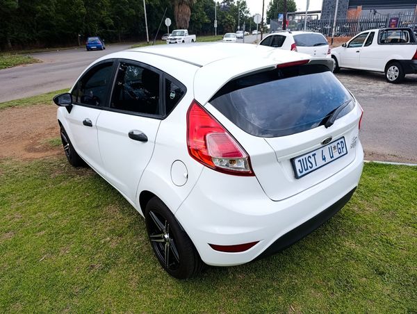 2016-Ford-Fiesta-14-Ambiente-5-dr image:8
