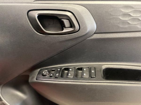 2022-Hyundai-Grand-i10-12-Fluid image:16