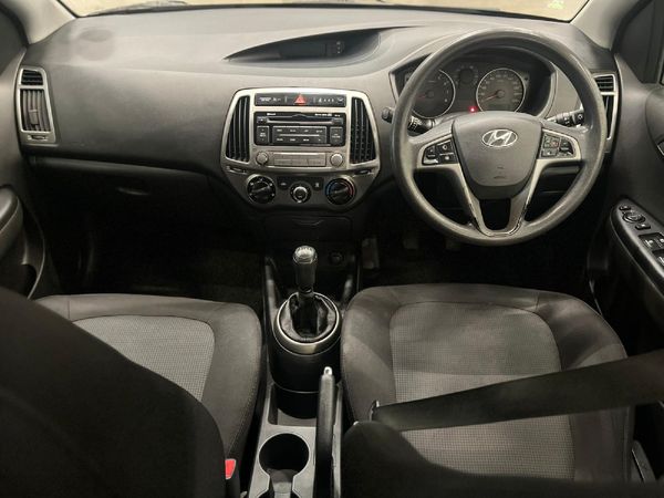 2013-Hyundai-i20-14-Fluid image:9
