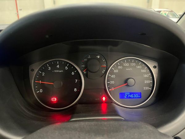 2013-Hyundai-i20-14-Fluid image:10