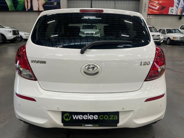 2013-Hyundai-i20-14-Fluid image:3