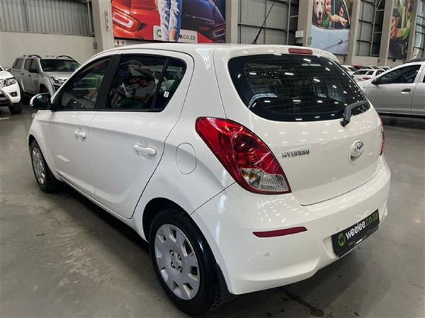 2013-Hyundai-i20-14-Fluid image:4
