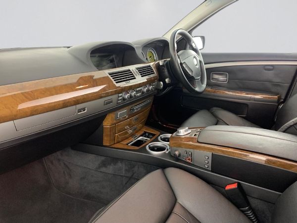 2009-BMW-7-Series-750i image:10