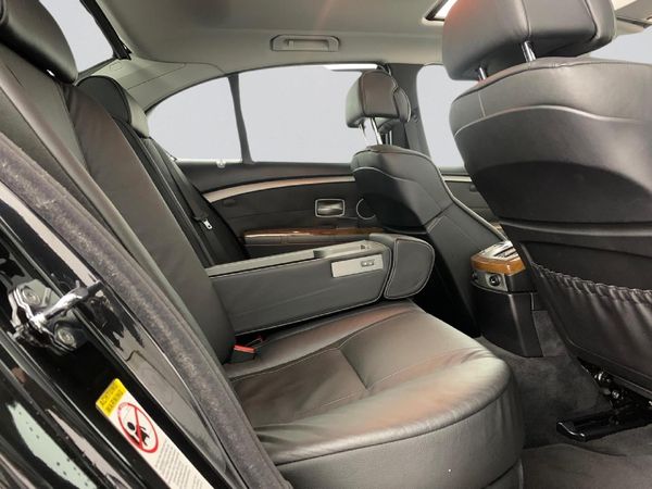 2009-BMW-7-Series-750i image:12